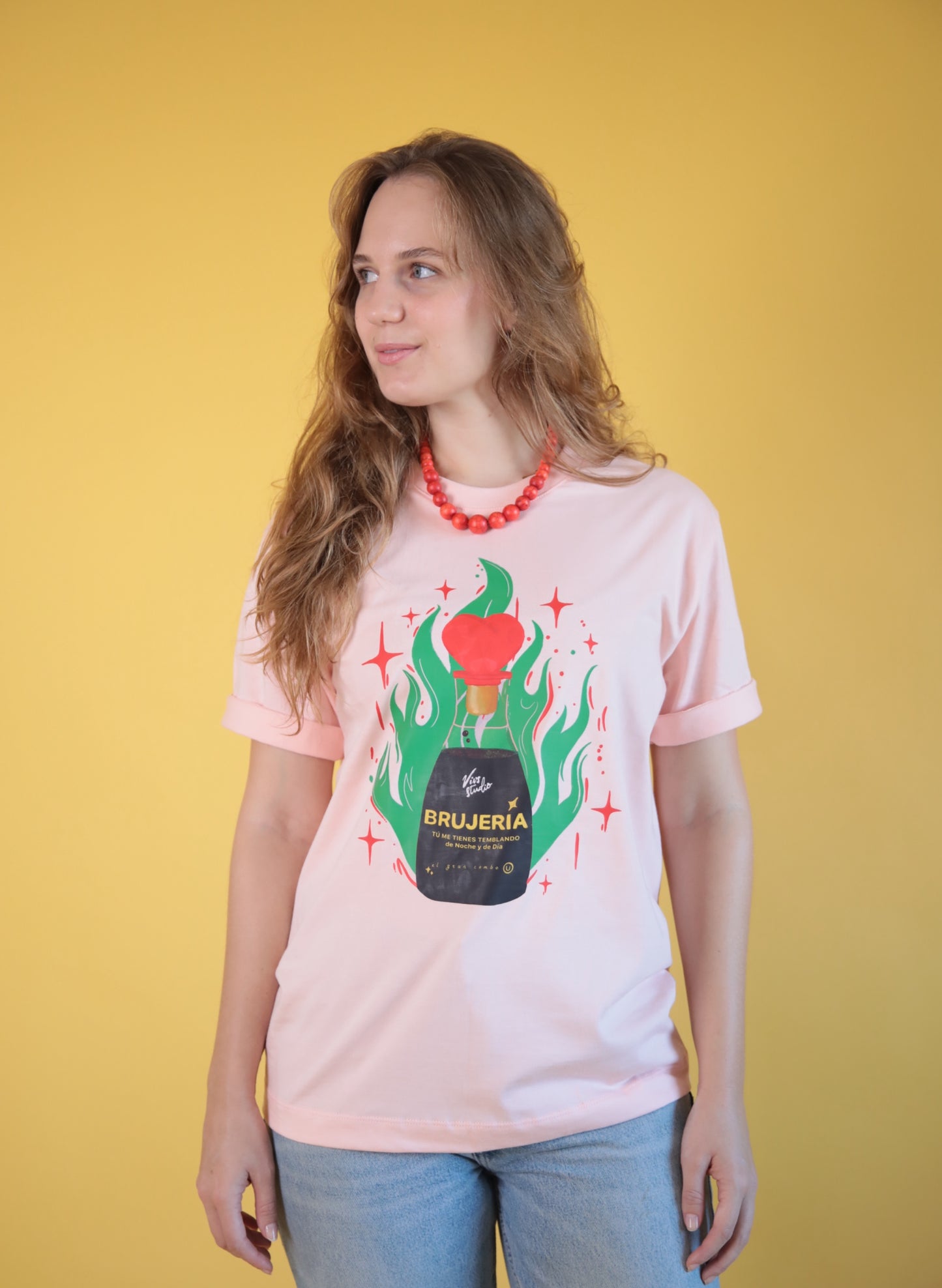 Camiseta Brujería Rosa Regular Fit