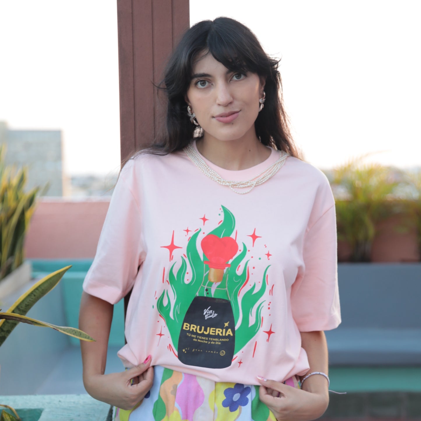 Camiseta Brujería Rosa Regular Fit